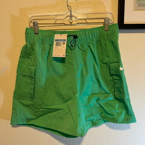 Nike Women's Green Cargo Shorts size medium - Picture 1 of 4